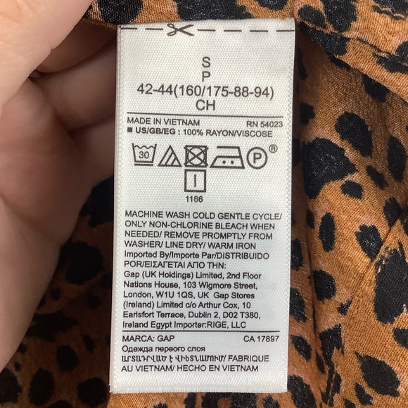 GAP Sleeveless Ruffle Neck Leopard Print Top in Brown/Black Multi - Picture 4 of 4